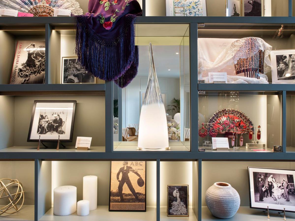 فندق كولون جران ميليا إشبيلية المظهر الخارجي الصورة A display of photographs and other items at the museum