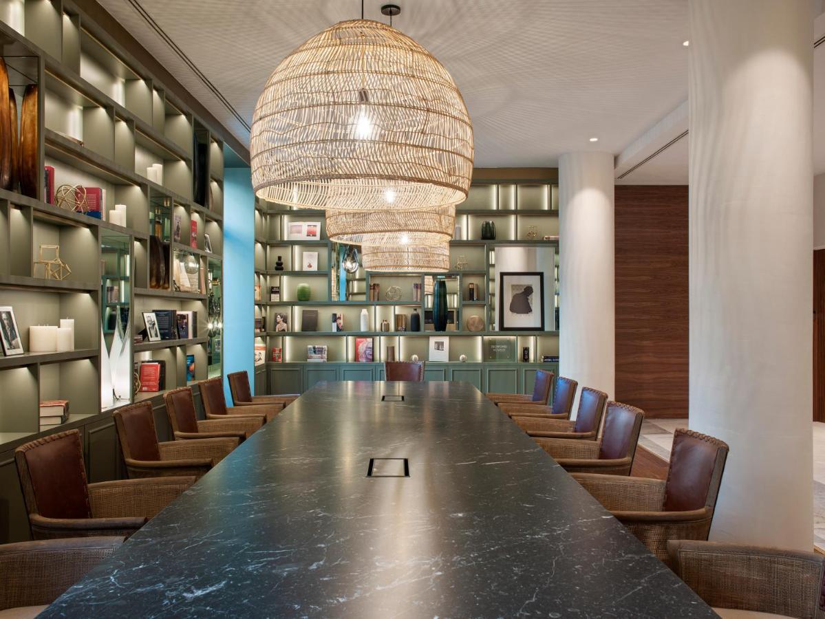 فندق كولون جران ميليا إشبيلية المظهر الخارجي الصورة Library at The Ivy, 2016