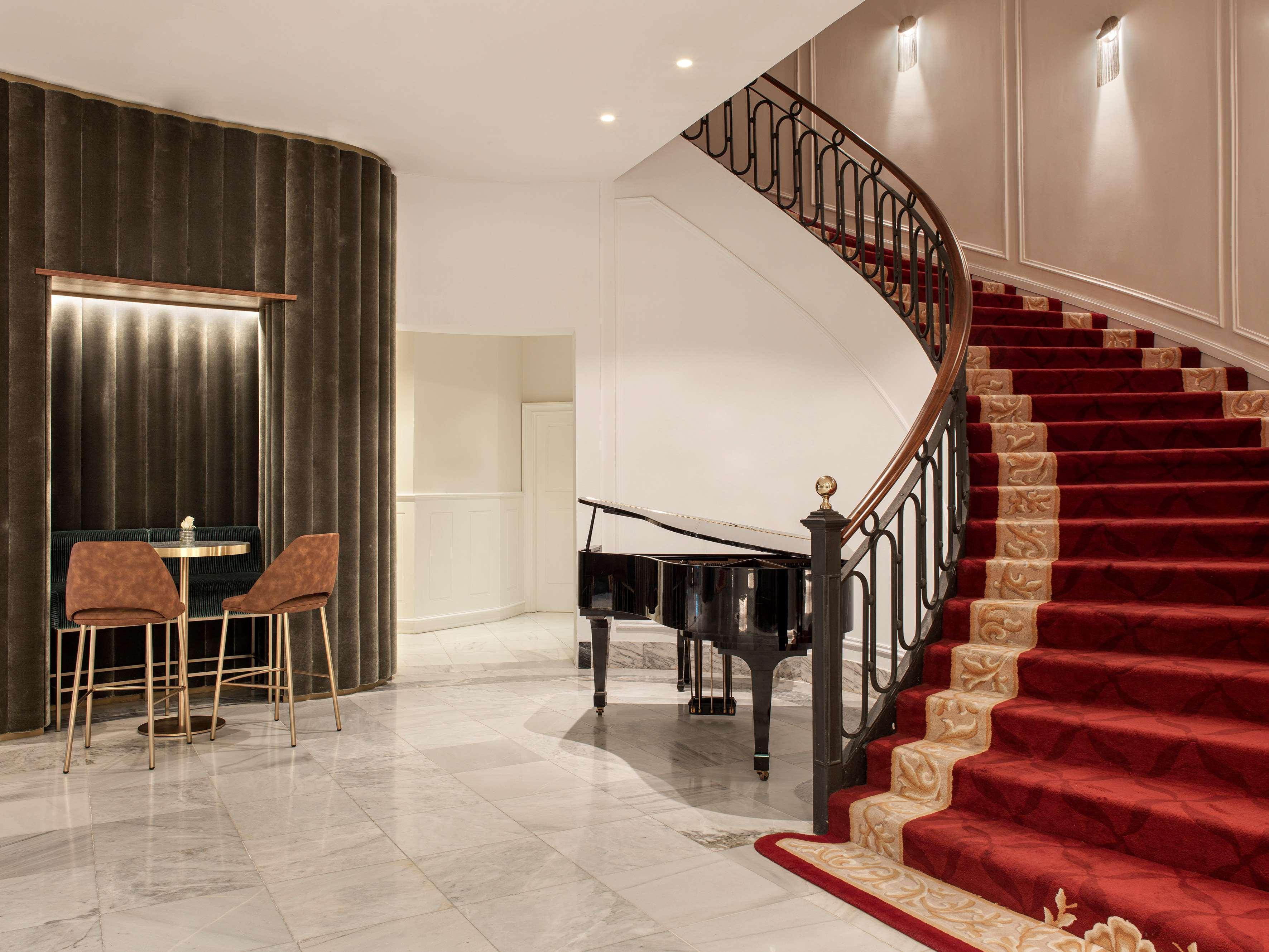 فندق كولون جران ميليا إشبيلية المظهر الخارجي الصورة The staircase at the lobby