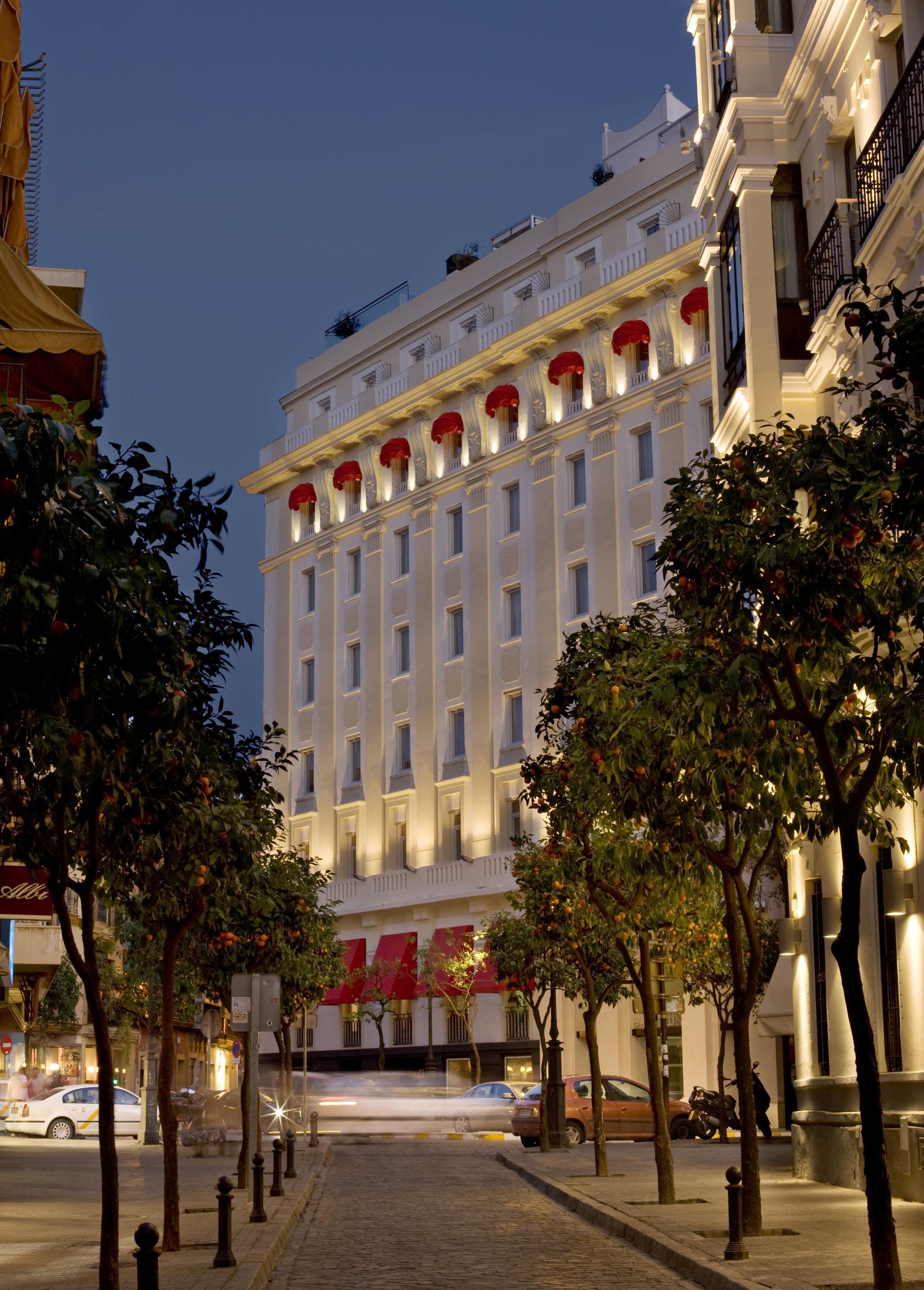 فندق كولون جران ميليا إشبيلية المظهر الخارجي الصورة The hotel at night
