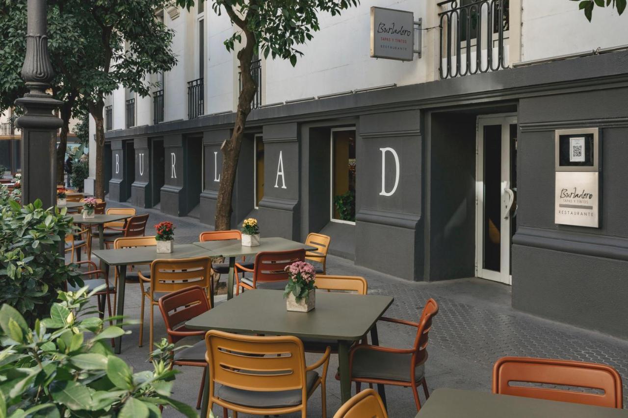 فندق كولون جران ميليا إشبيلية المظهر الخارجي الصورة The courtyard at the new LEAD Academy