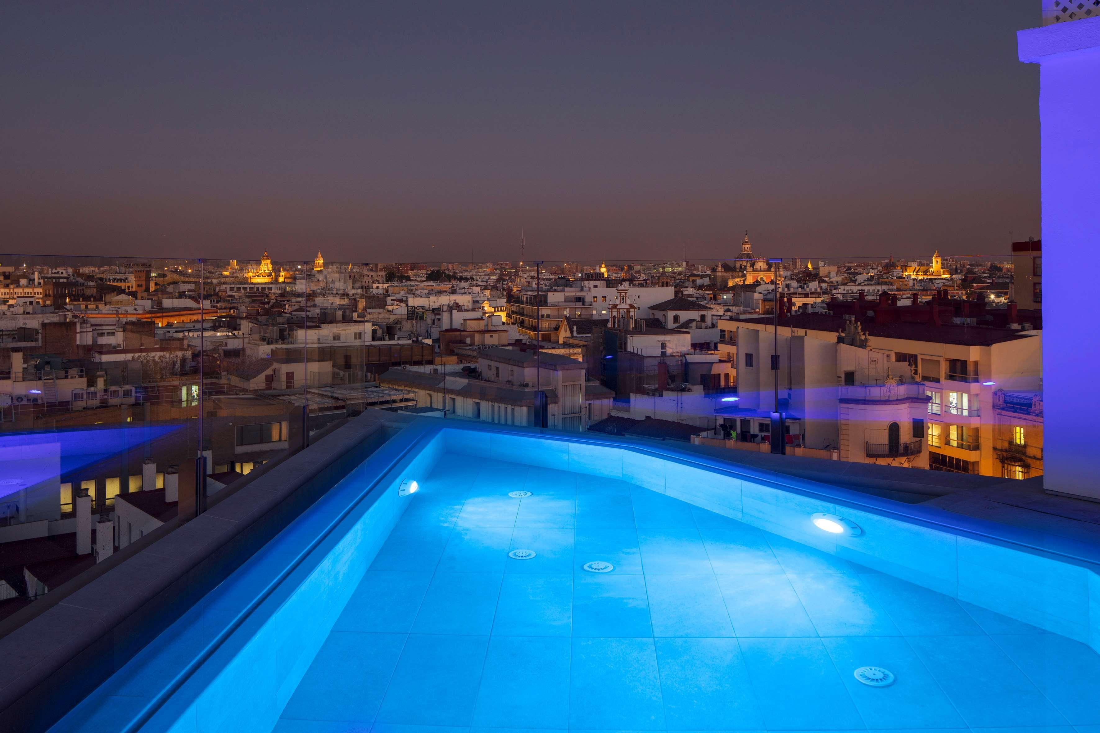 فندق كولون جران ميليا إشبيلية المظهر الخارجي الصورة Rooftop pool at the Hotel Hesperia Madrid