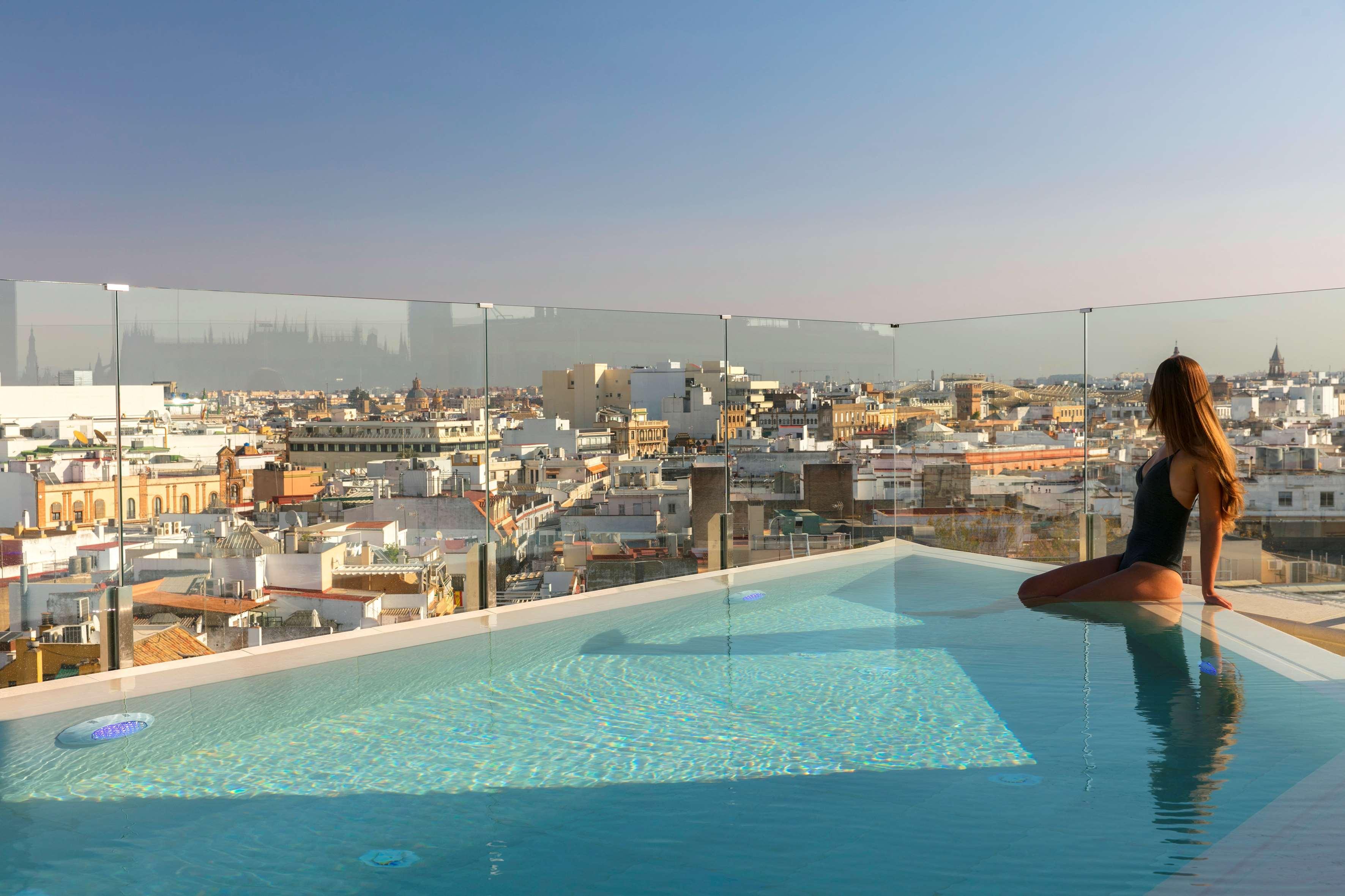 فندق كولون جران ميليا إشبيلية المظهر الخارجي الصورة The rooftop pool at the hotel