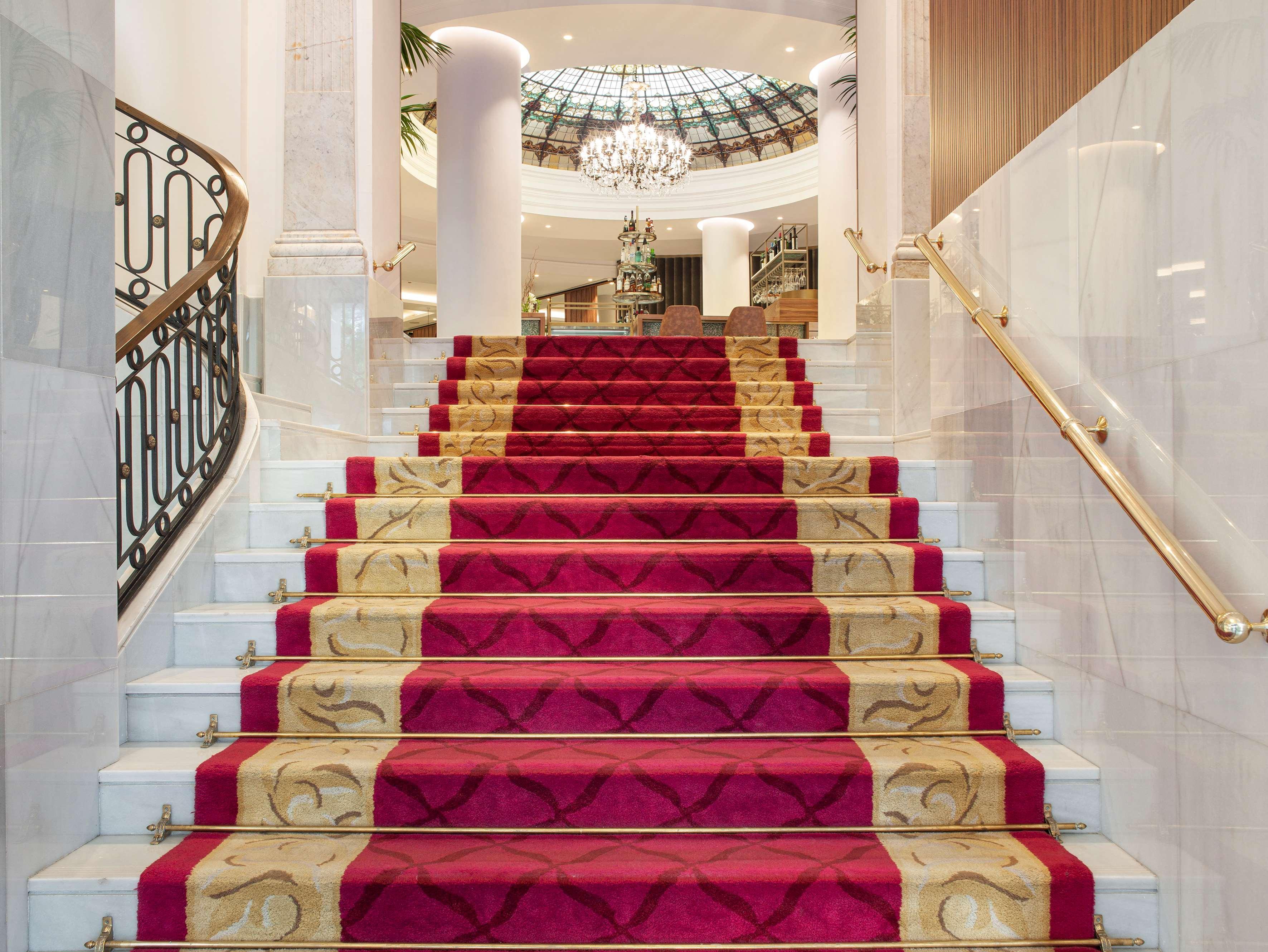فندق كولون جران ميليا إشبيلية المظهر الخارجي الصورة The staircase of the hotel