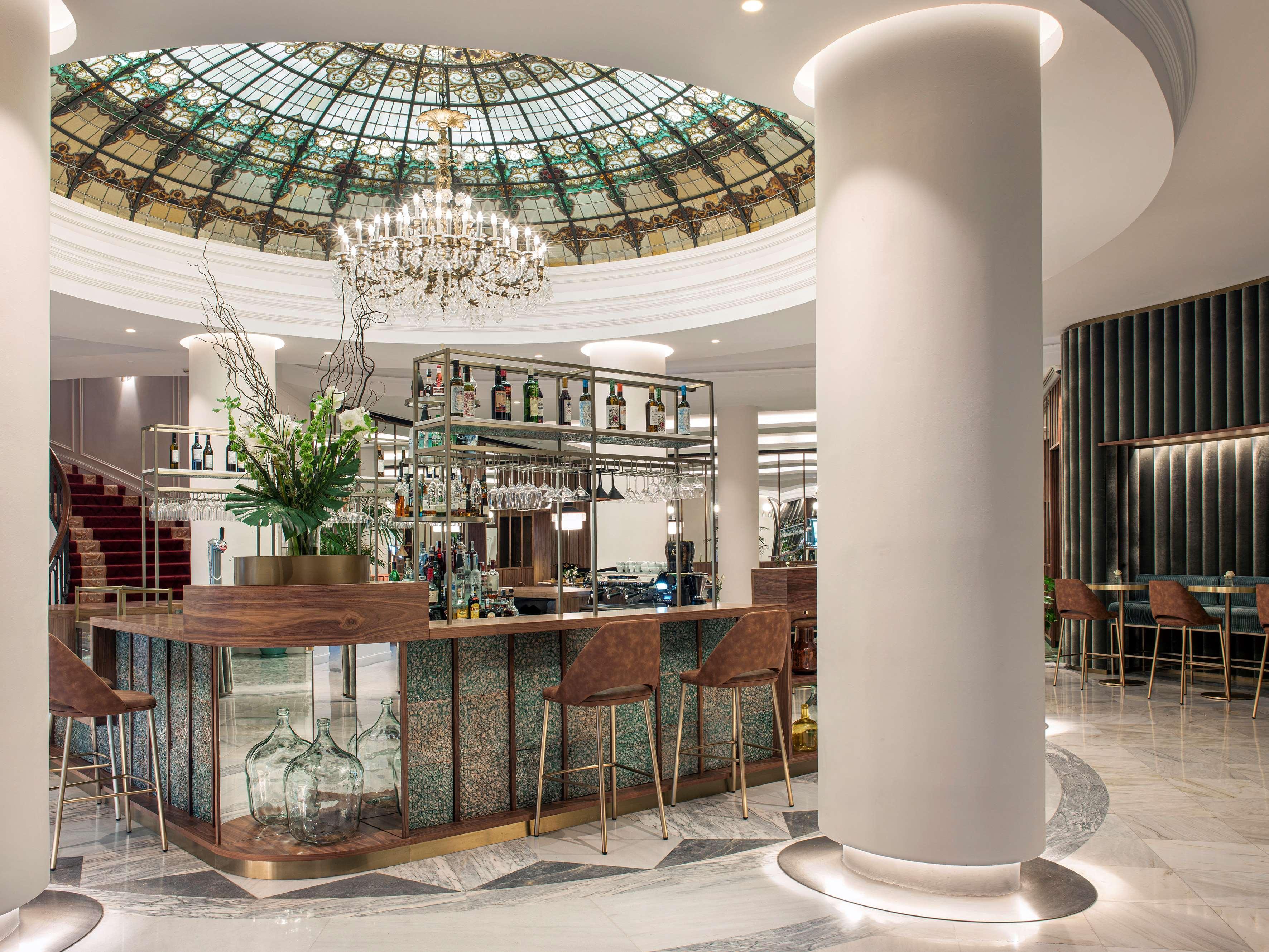 فندق كولون جران ميليا إشبيلية المظهر الخارجي الصورة The bar at the hotel